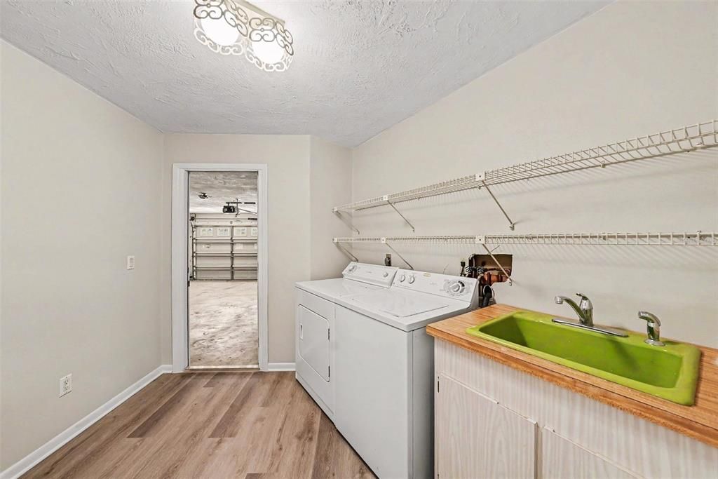 En Venta: $555,000 (3 camas, 2 baños, 2411 Pies cuadrados)