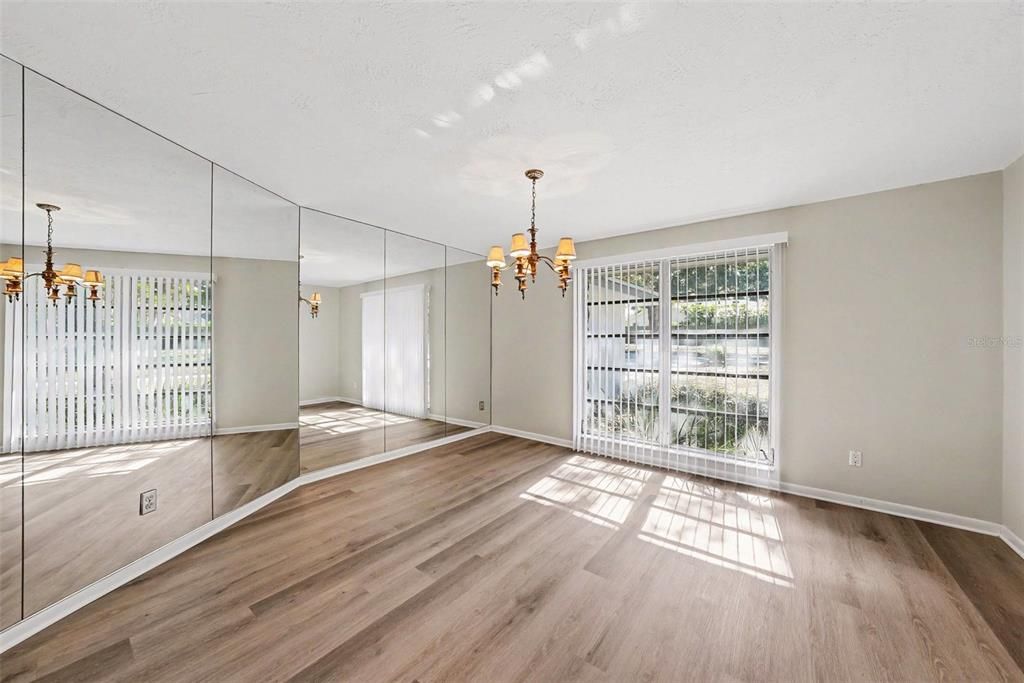 En Venta: $555,000 (3 camas, 2 baños, 2411 Pies cuadrados)