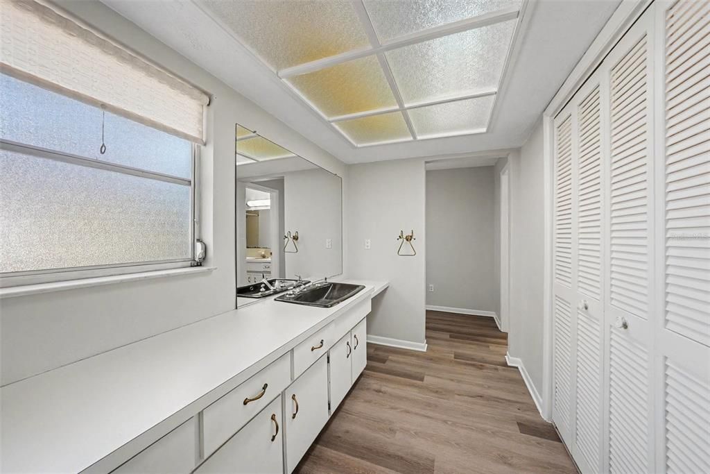 En Venta: $555,000 (3 camas, 2 baños, 2411 Pies cuadrados)