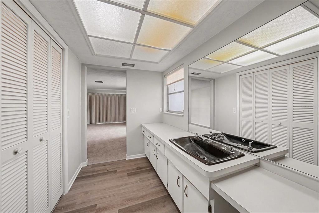 En Venta: $555,000 (3 camas, 2 baños, 2411 Pies cuadrados)