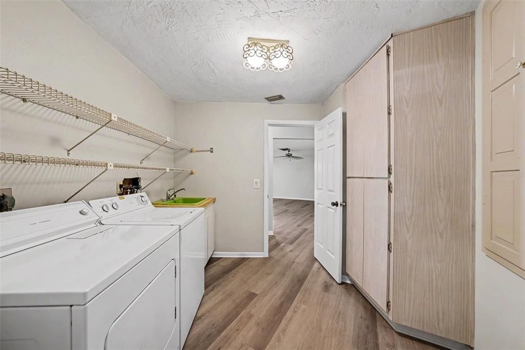 En Venta: $555,000 (3 camas, 2 baños, 2411 Pies cuadrados)