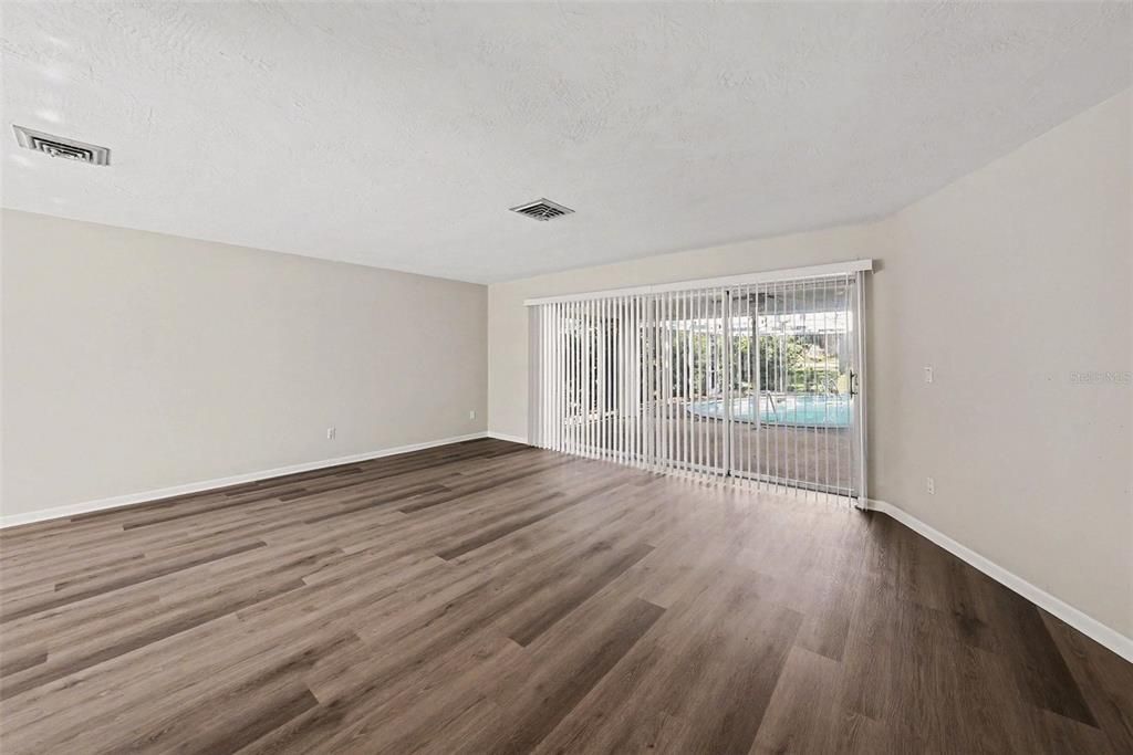 En Venta: $555,000 (3 camas, 2 baños, 2411 Pies cuadrados)