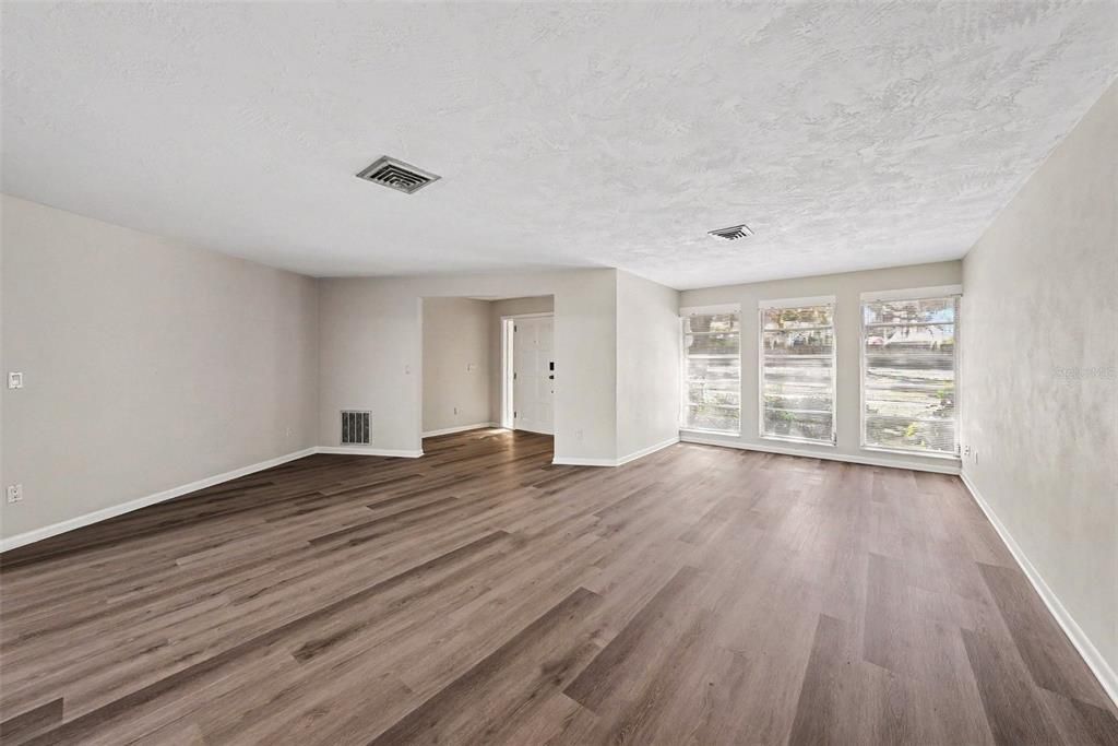En Venta: $555,000 (3 camas, 2 baños, 2411 Pies cuadrados)