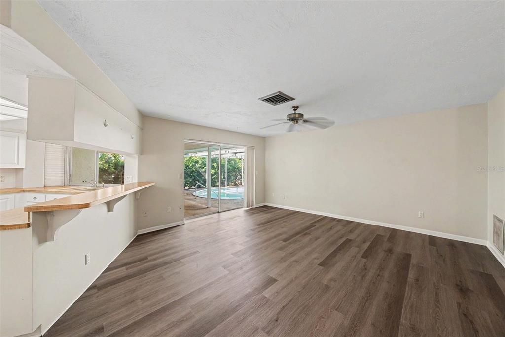 En Venta: $555,000 (3 camas, 2 baños, 2411 Pies cuadrados)