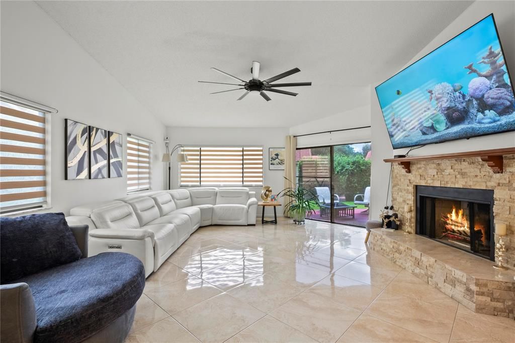For Sale: $370,000 (2 beds, 2 baths, 1497 Square Feet)