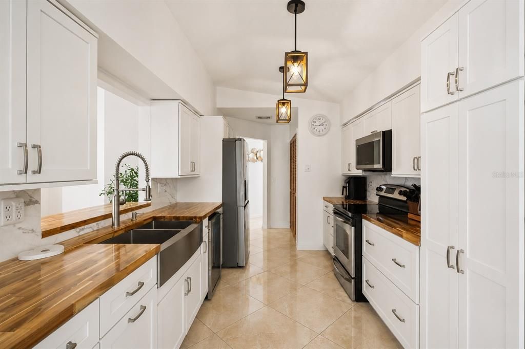 For Sale: $370,000 (2 beds, 2 baths, 1497 Square Feet)