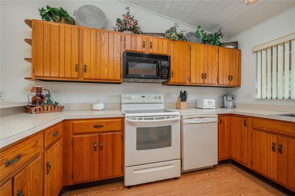 На продажу: $139,900 (2 спален, 2 ванн, 1088 Квадратных фут)