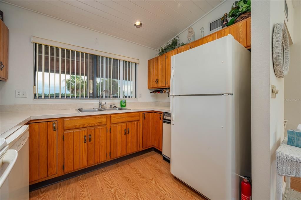 На продажу: $139,900 (2 спален, 2 ванн, 1088 Квадратных фут)