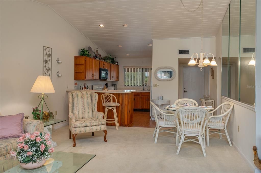 На продажу: $139,900 (2 спален, 2 ванн, 1088 Квадратных фут)