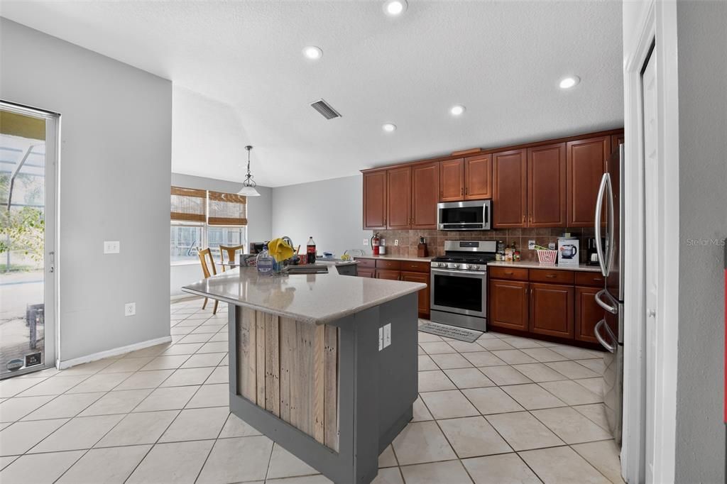 En Venta: $469,000 (4 camas, 2 baños, 2391 Pies cuadrados)