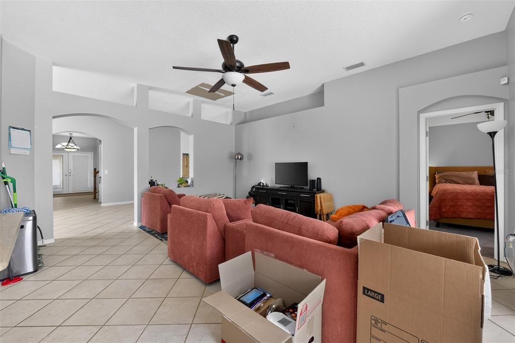 En Venta: $469,000 (4 camas, 2 baños, 2391 Pies cuadrados)