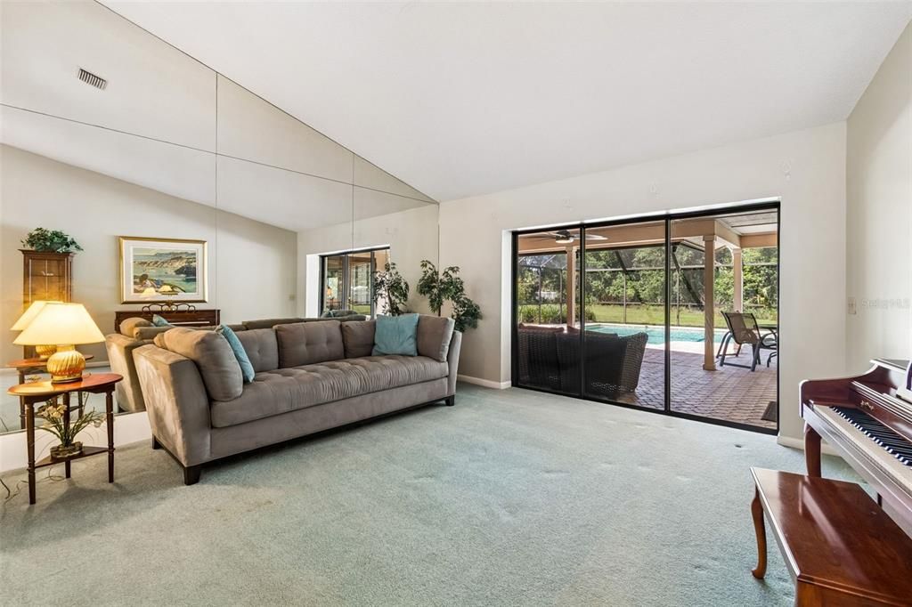 En Venta: $699,000 (5 camas, 3 baños, 3108 Pies cuadrados)