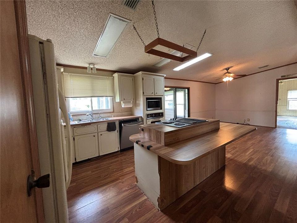 For Sale: $130,000 (2 beds, 2 baths, 1501 Square Feet)