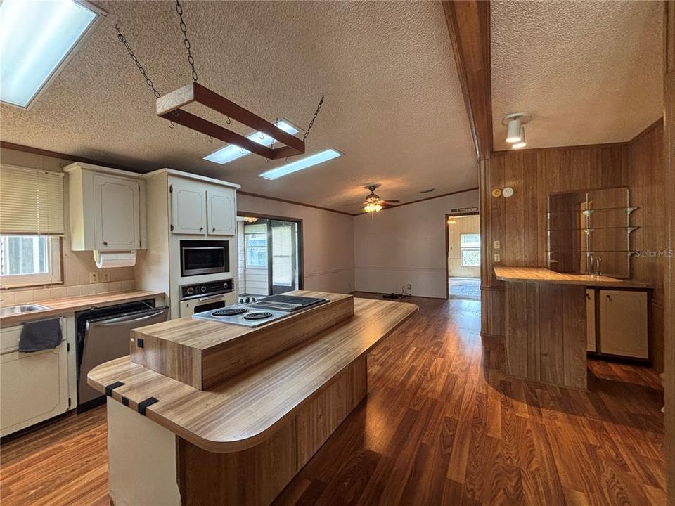 For Sale: $130,000 (2 beds, 2 baths, 1501 Square Feet)