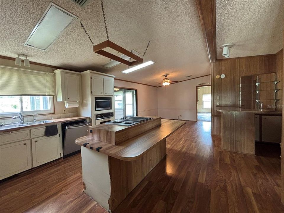 For Sale: $130,000 (2 beds, 2 baths, 1501 Square Feet)