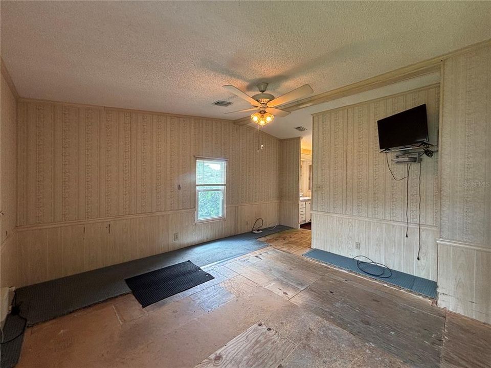 For Sale: $130,000 (2 beds, 2 baths, 1501 Square Feet)