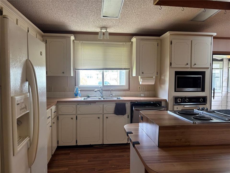 For Sale: $130,000 (2 beds, 2 baths, 1501 Square Feet)