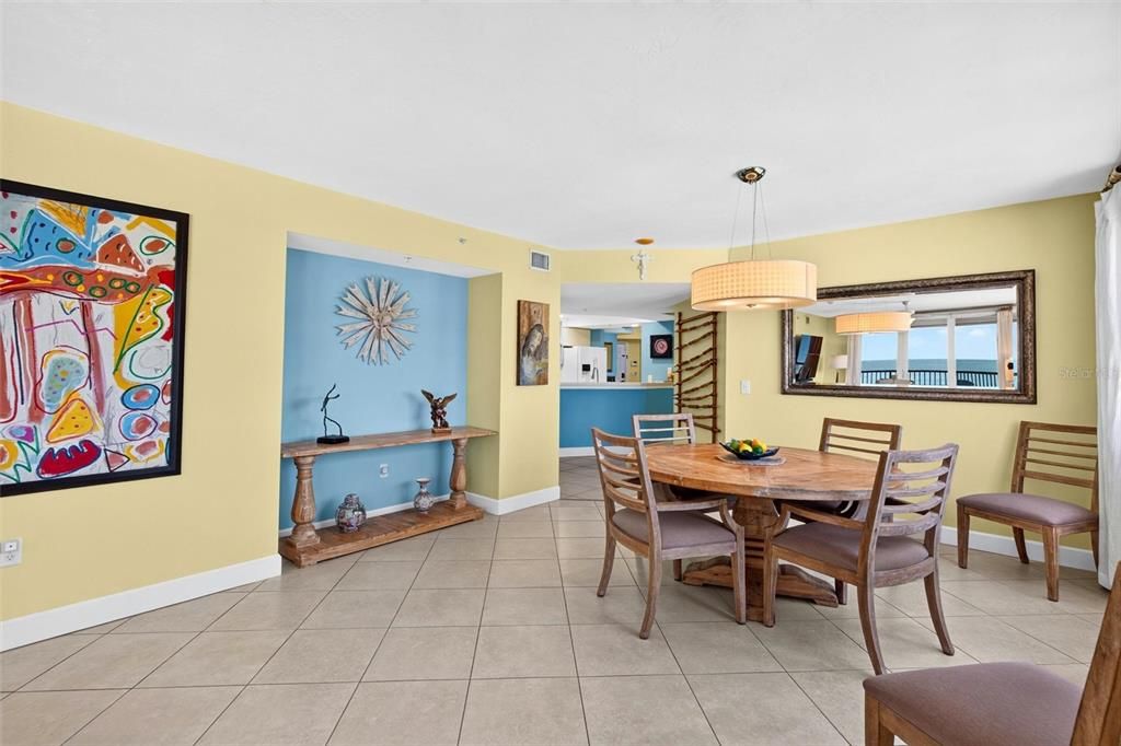 En Venta: $684,900 (3 camas, 3 baños, 2387 Pies cuadrados)