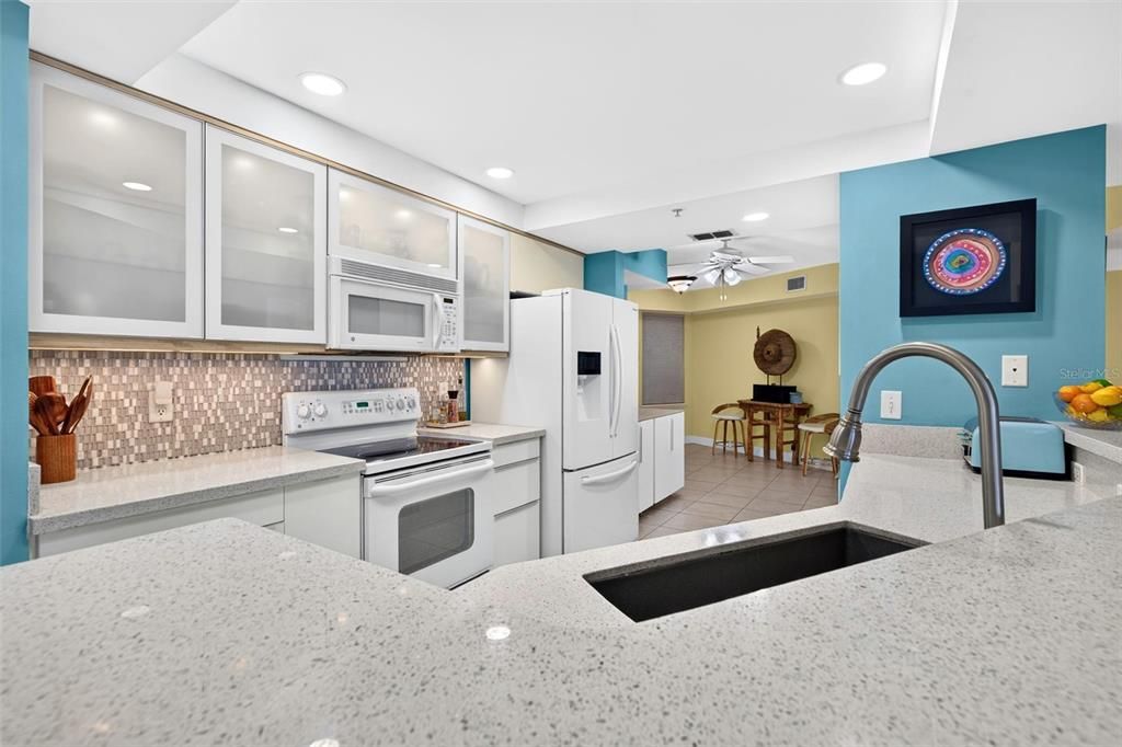 En Venta: $684,900 (3 camas, 3 baños, 2387 Pies cuadrados)