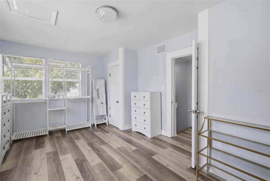 Под контрактом: $499,999 (5 спален, 2 ванн, 2100 Квадратных фут)