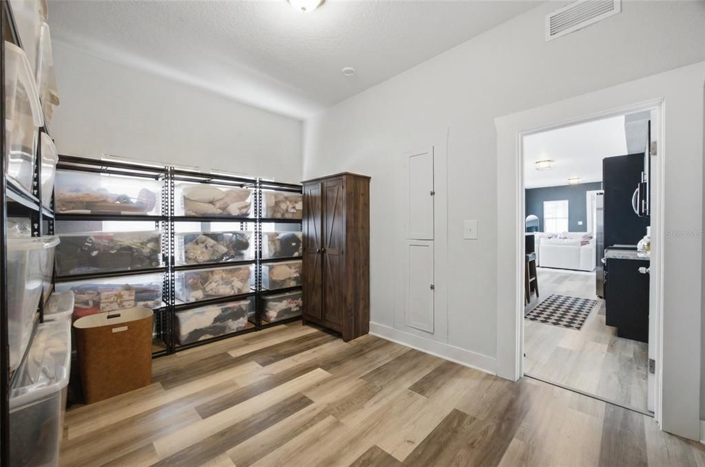 Под контрактом: $499,999 (5 спален, 2 ванн, 2100 Квадратных фут)
