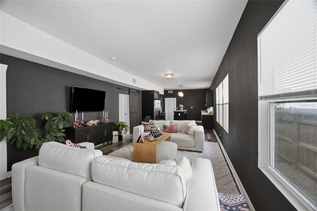 Под контрактом: $499,999 (5 спален, 2 ванн, 2100 Квадратных фут)