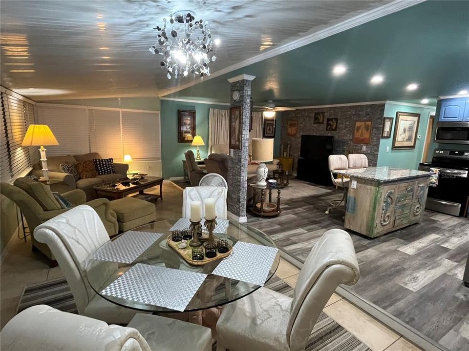 For Sale: $199,000 (2 beds, 2 baths, 1018 Square Feet)