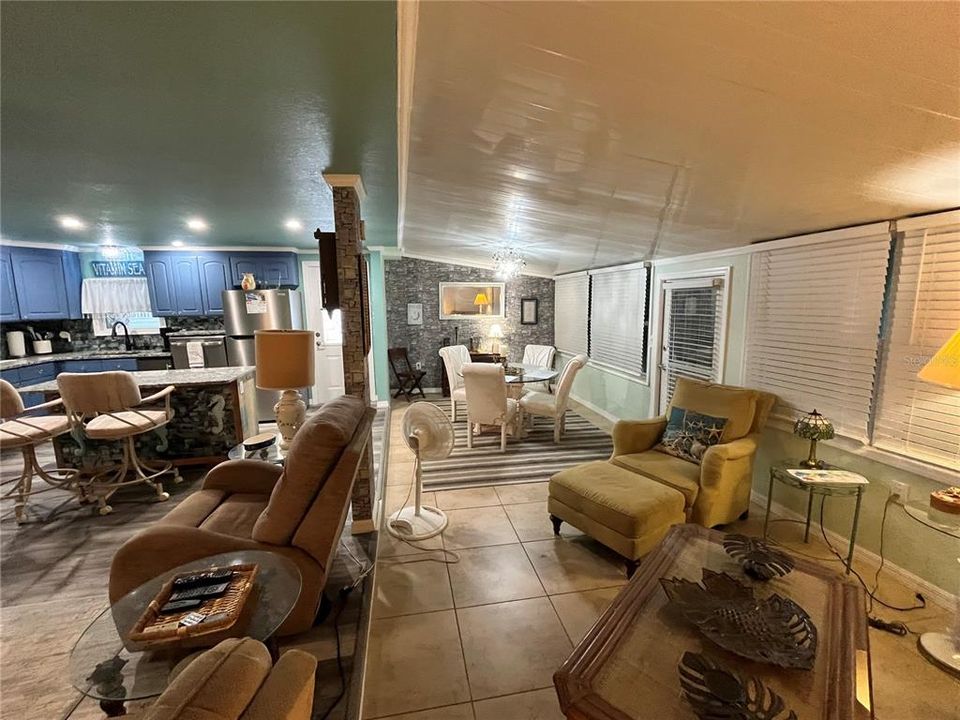 For Sale: $199,000 (2 beds, 2 baths, 1018 Square Feet)
