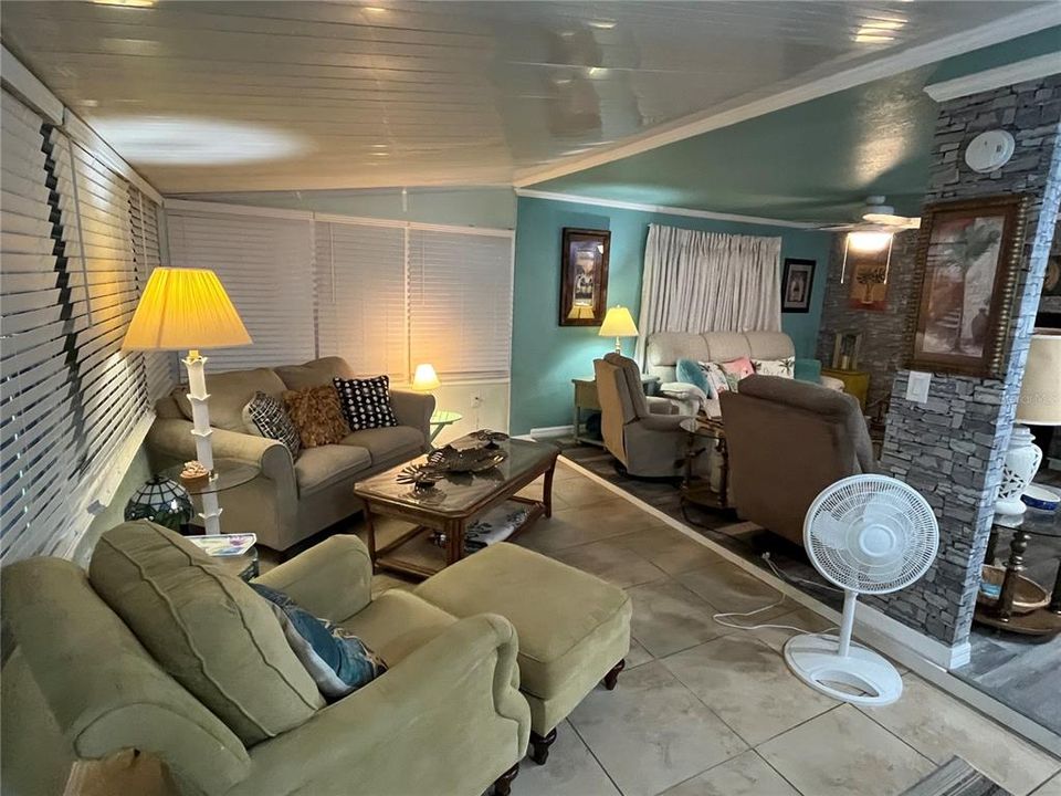 For Sale: $199,000 (2 beds, 2 baths, 1018 Square Feet)