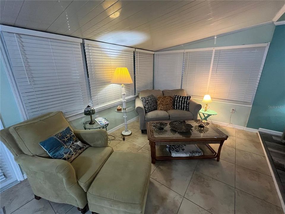 For Sale: $199,000 (2 beds, 2 baths, 1018 Square Feet)