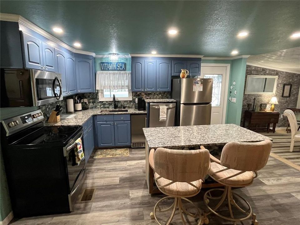 For Sale: $199,000 (2 beds, 2 baths, 1018 Square Feet)