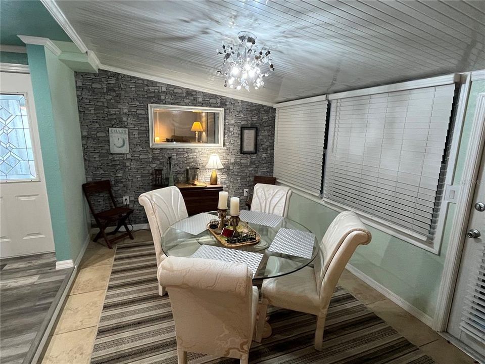 For Sale: $199,000 (2 beds, 2 baths, 1018 Square Feet)