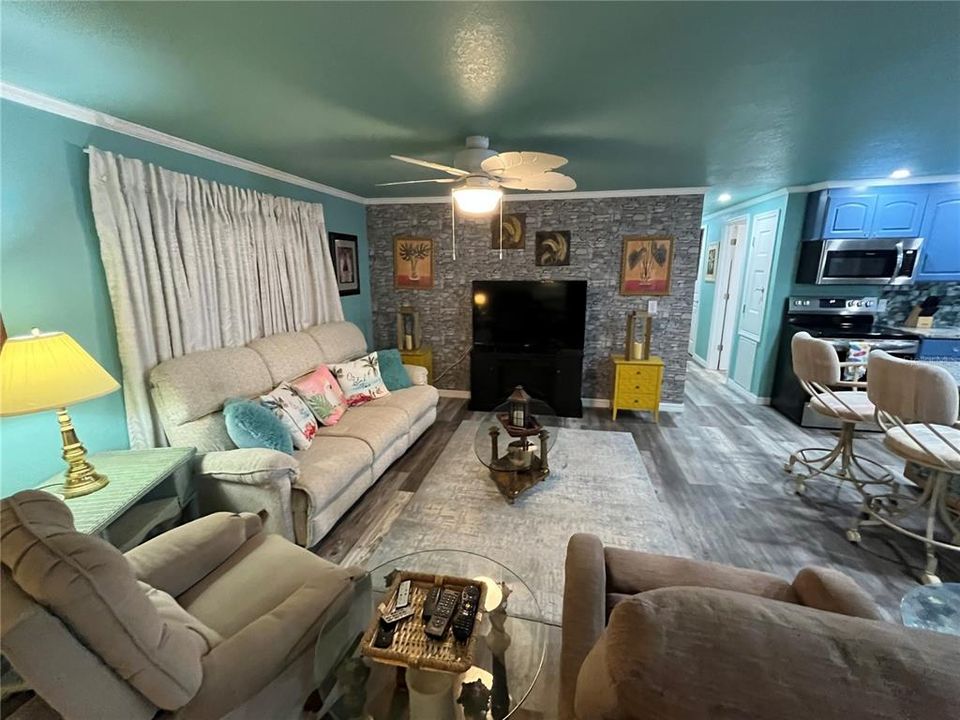For Sale: $199,000 (2 beds, 2 baths, 1018 Square Feet)