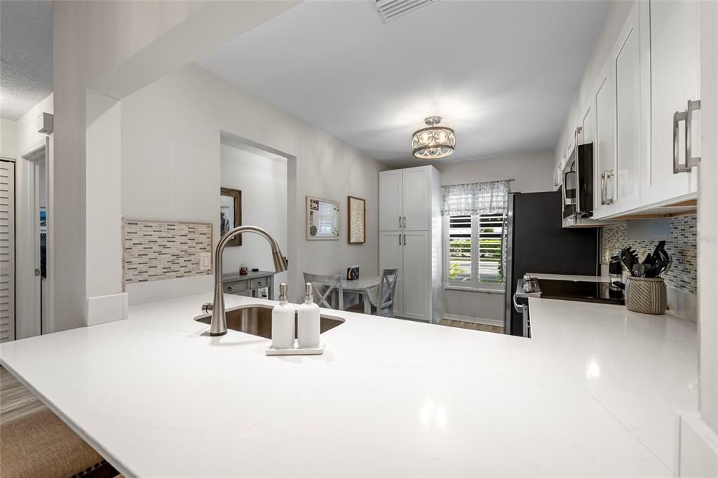 На продажу: $209,900 (2 спален, 2 ванн, 1076 Квадратных фут)