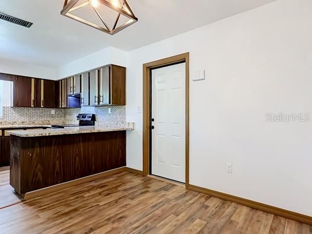 На продажу: $225,000 (3 спален, 2 ванн, 1369 Квадратных фут)