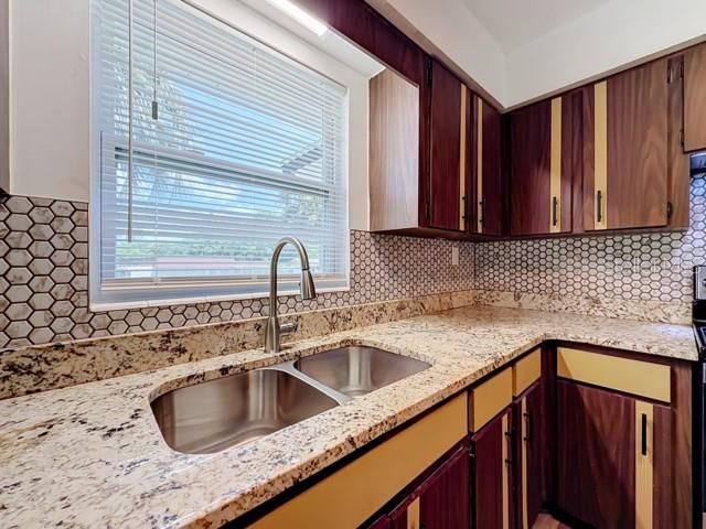 На продажу: $225,000 (3 спален, 2 ванн, 1369 Квадратных фут)