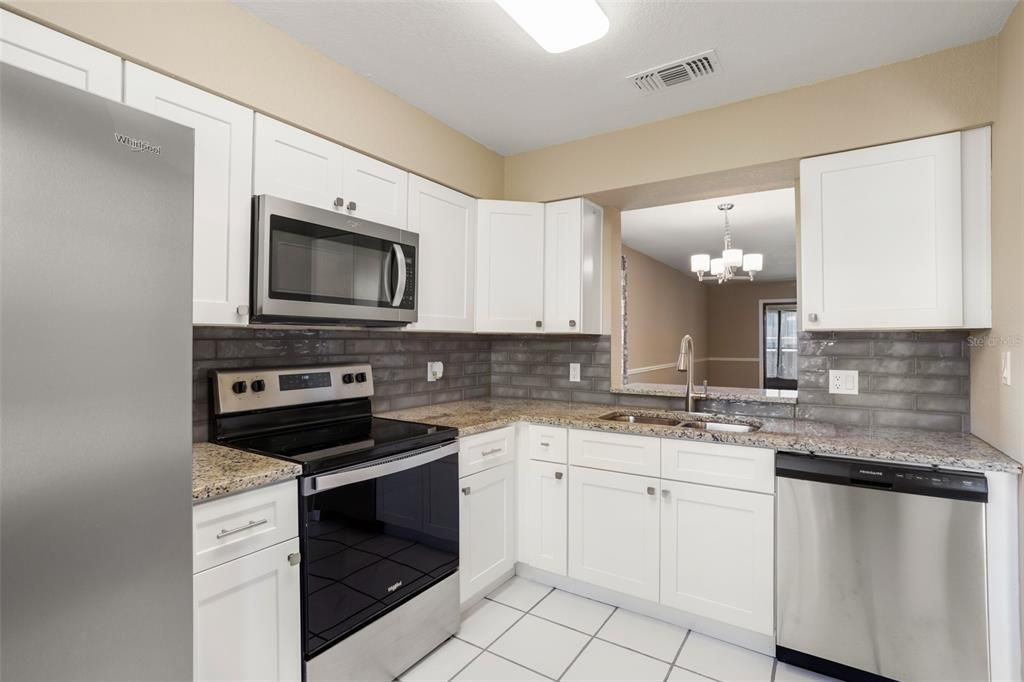 For Sale: $180,000 (2 beds, 2 baths, 928 Square Feet)