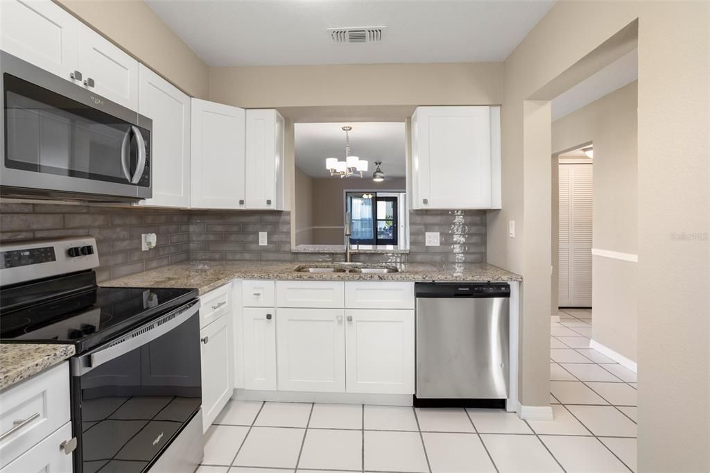 For Sale: $180,000 (2 beds, 2 baths, 928 Square Feet)