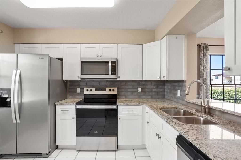 For Sale: $180,000 (2 beds, 2 baths, 928 Square Feet)