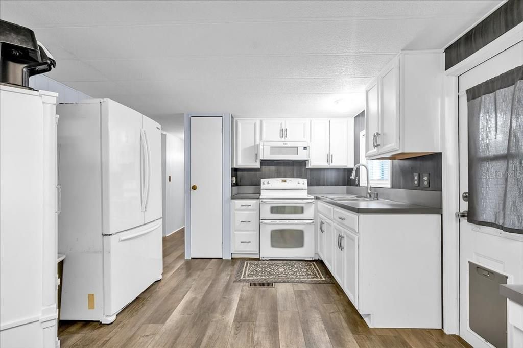 For Sale: $179,000 (2 beds, 2 baths, 935 Square Feet)