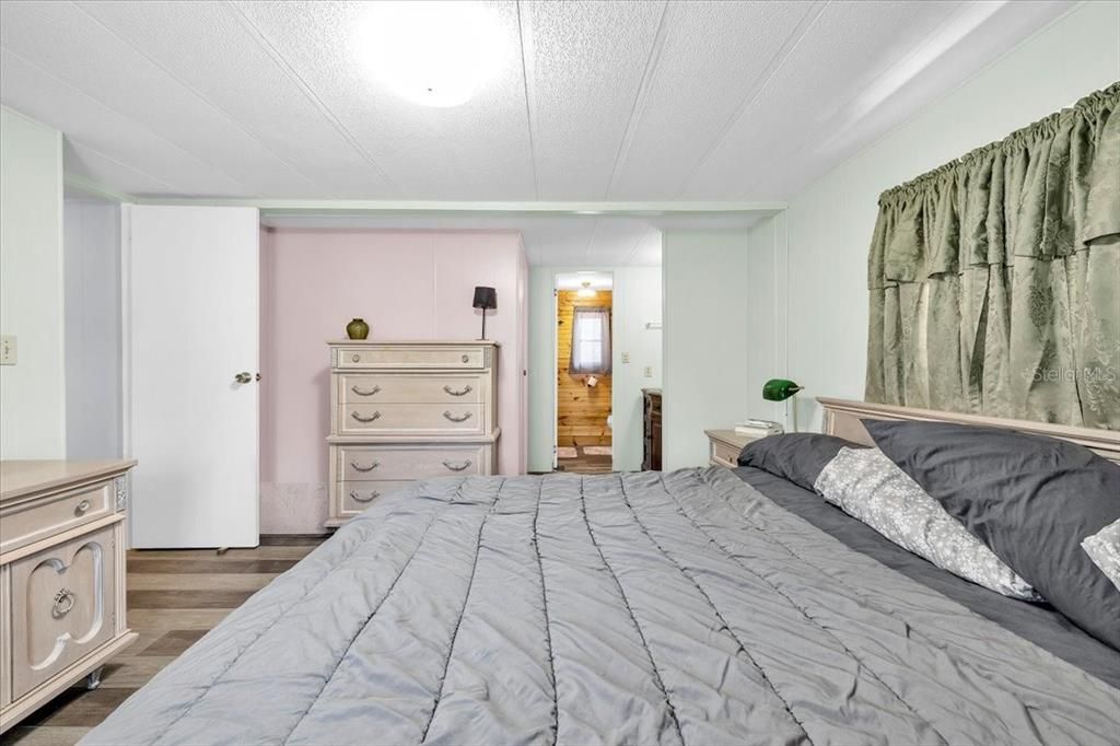 For Sale: $179,000 (2 beds, 2 baths, 935 Square Feet)