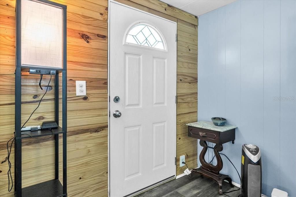 For Sale: $179,000 (2 beds, 2 baths, 935 Square Feet)