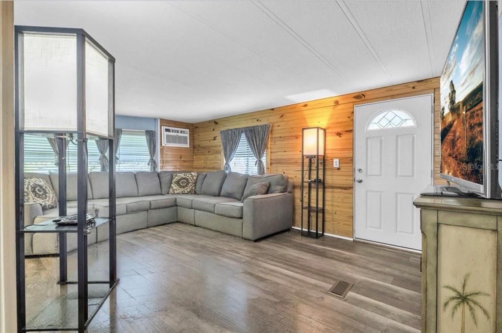For Sale: $179,000 (2 beds, 2 baths, 935 Square Feet)