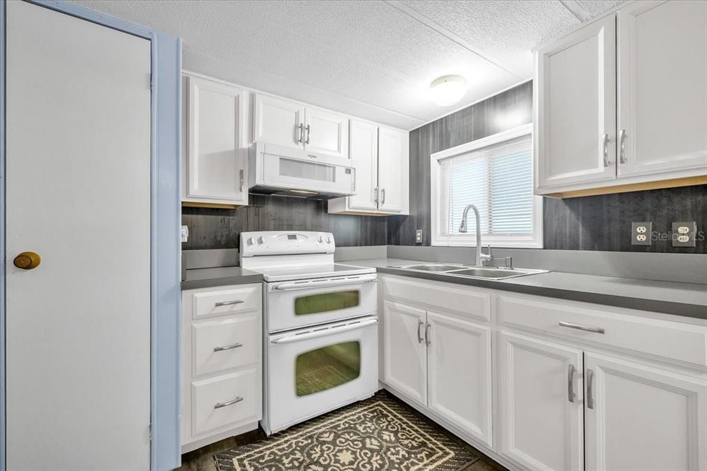 For Sale: $179,000 (2 beds, 2 baths, 935 Square Feet)
