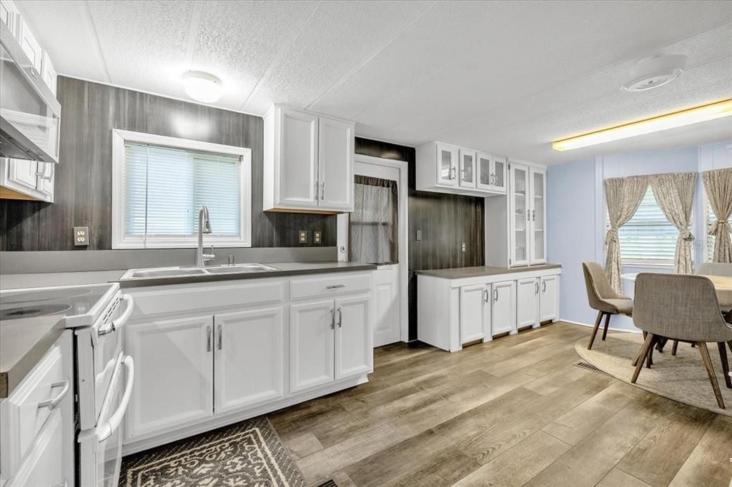 For Sale: $179,000 (2 beds, 2 baths, 935 Square Feet)