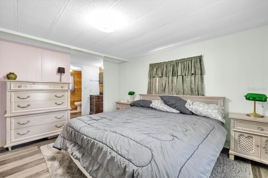 For Sale: $179,000 (2 beds, 2 baths, 935 Square Feet)