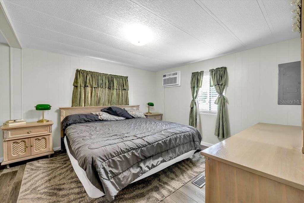For Sale: $179,000 (2 beds, 2 baths, 935 Square Feet)