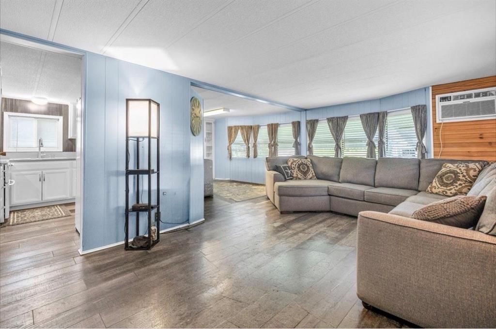 For Sale: $179,000 (2 beds, 2 baths, 935 Square Feet)