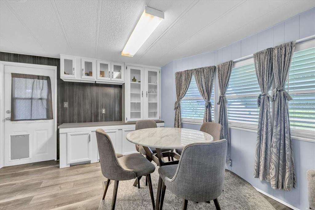 For Sale: $179,000 (2 beds, 2 baths, 935 Square Feet)