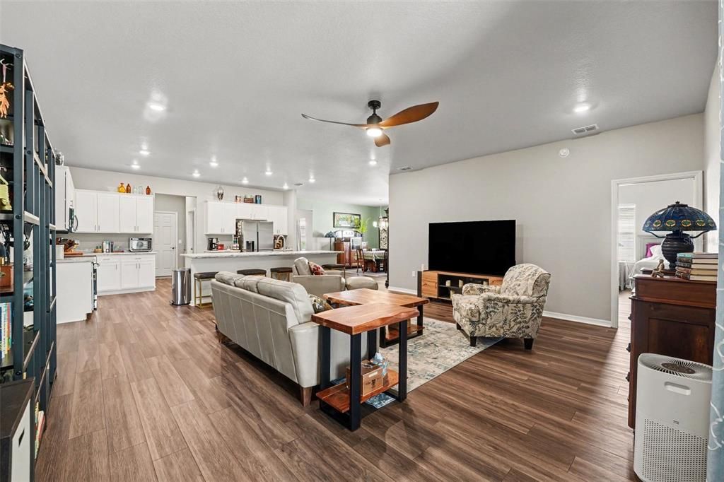 For Sale: $410,000 (4 beds, 2 baths, 2365 Square Feet)